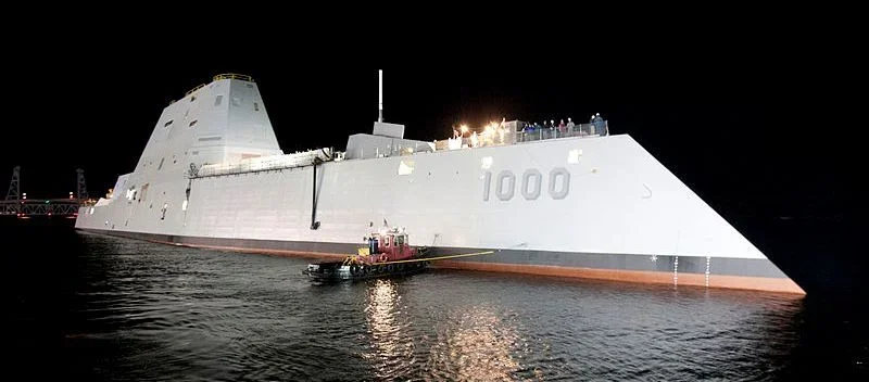 800px-USS_Zumwalt_(DDG-1000)_at_night.webp